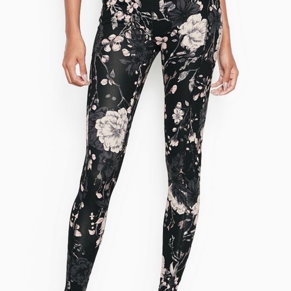 Victorias Secret Ultimate leggings Bundle 4 pieces w/ pockets
Size 2 - Picture 2 of 10